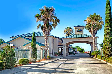 Days Inn & Suites by Wyndham Houston North/Spring