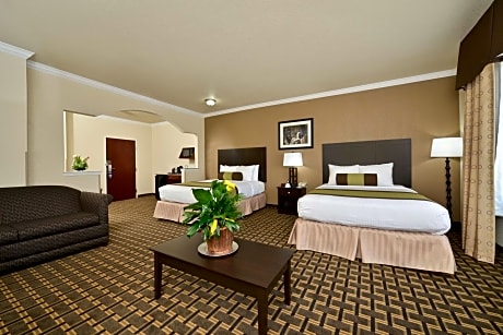 Accessible - 2 King Beds 1 Queen Bed, Mobility Accessible, Bathtub, Microwave And Refrigerator, Non-Smoking, Full Breakfast