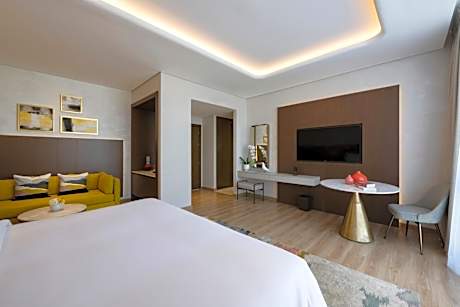 Deluxe King Room with Panoramic City View (Free Shuttle to the Beach, Mall & Metro Station)