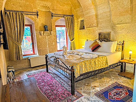 Deluxe Double Cave Room