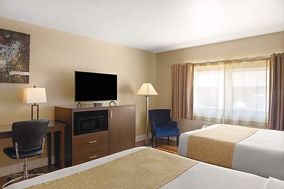 Travelodge by Wyndham Everett City Center