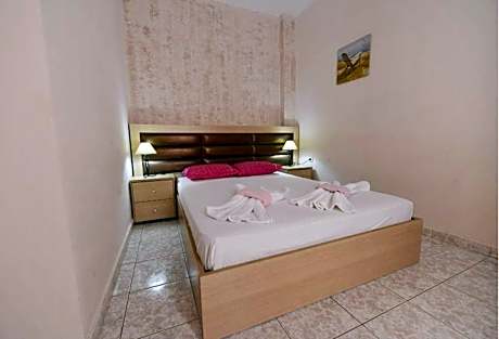 Family Apartment Split Level (4 Adults)