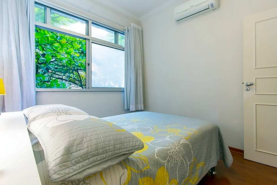 Ipanema: Comfortable 2-Bedroom, Beachside