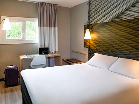 Standard Room with One Double Bed and One Single Bed