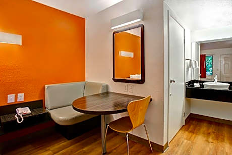Queen Room - Disability Access - Non-Smoking
