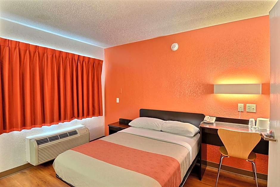 Motel 6-Tewksbury, MA - Boston