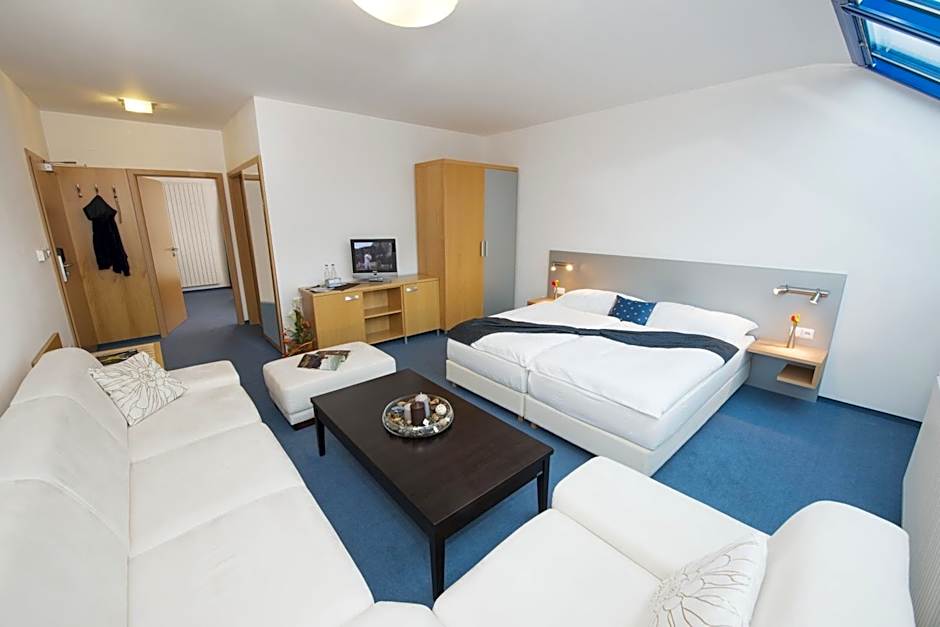 Felicity Garni Hotel