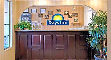 Days Inn & Suites by Wyndham Fort Valley