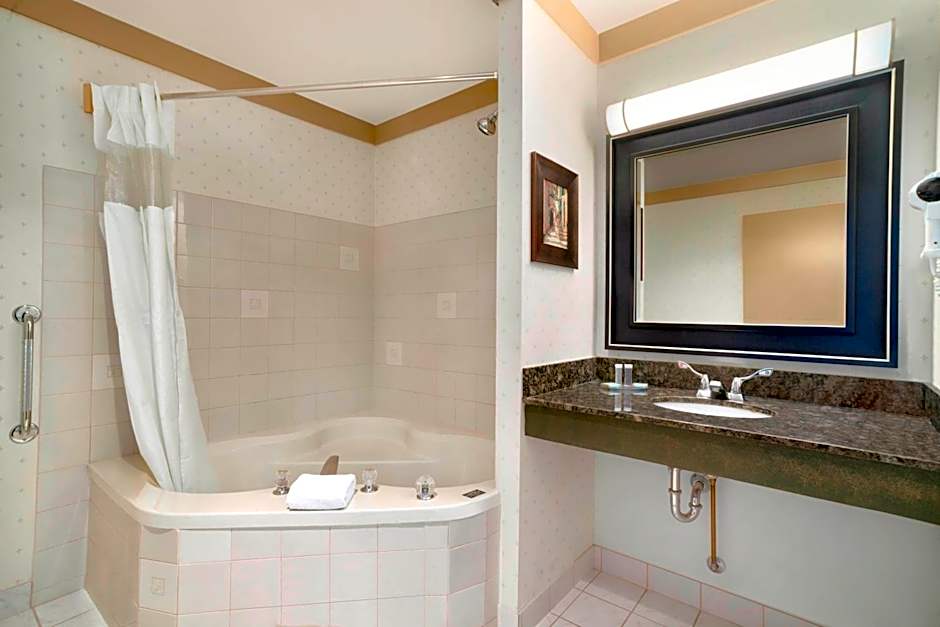 Days Inn & Suites by Wyndham Sault Ste. Marie ON