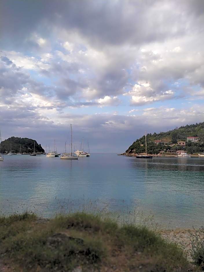 Amfitriti Hotel & Studios