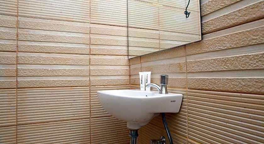 RedDoorz Plus near Pasundan University