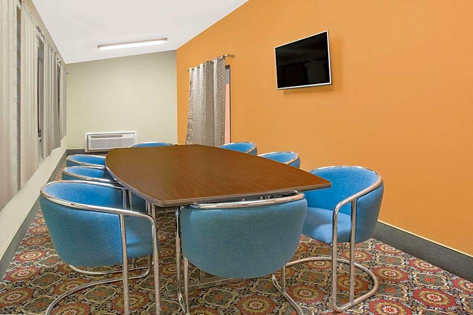 Days Inn & Suites by Wyndham Red Rock-Gallup