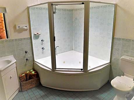 Deluxe Suite with Spa Bath