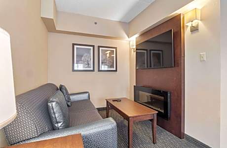 1 King Bed, Non-Smoking, Tower, Sitting Area, Large Desk, Balcony