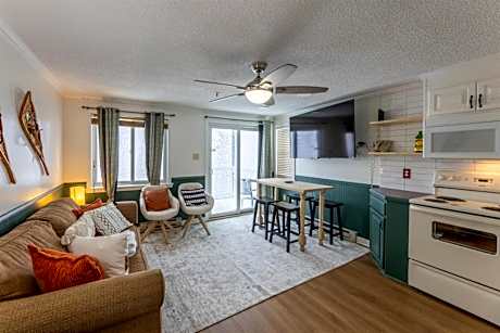 Snowshoe Ski-InSki-Out Steps to Ballhooter Lift Mountain Lodge Condo