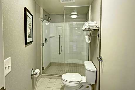 Queen Suite with Two Queen Beds, Bathtub and Trundle Sofa - Mobility Access