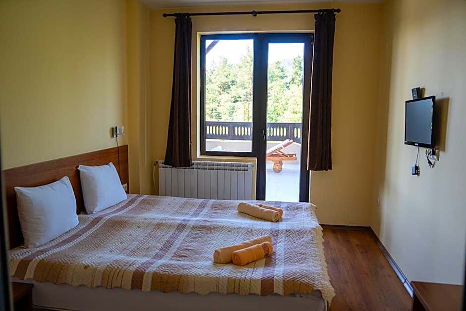 Rusaliite Adventure House