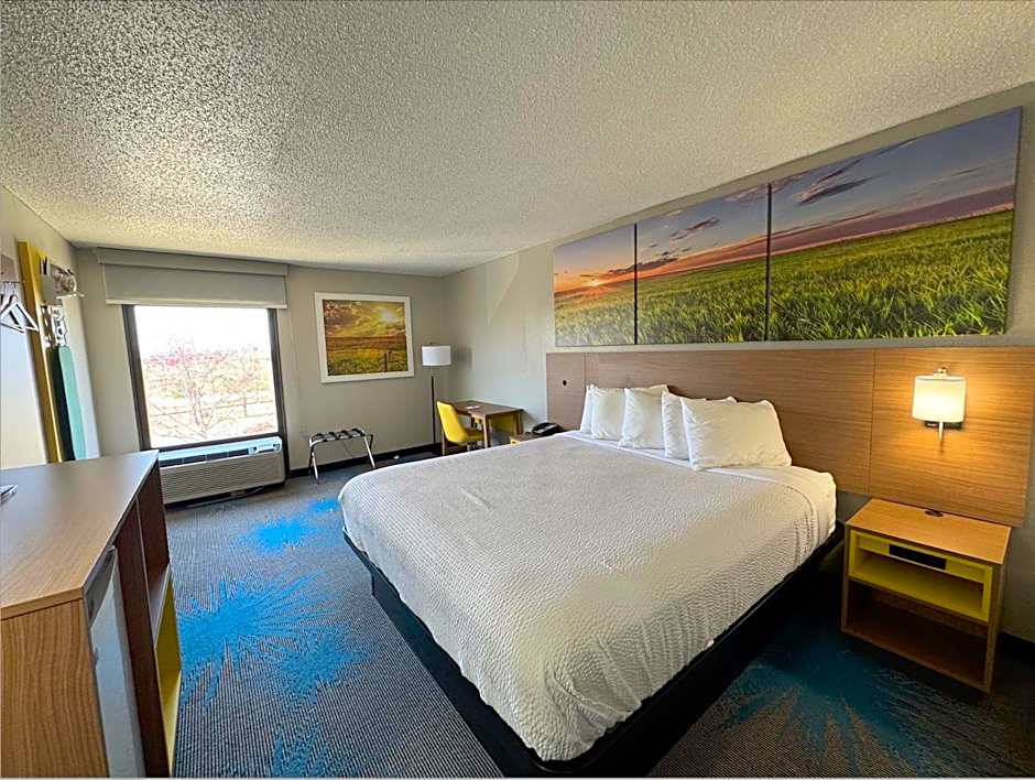 Days Inn & Suites by Wyndham Cedar Rapids