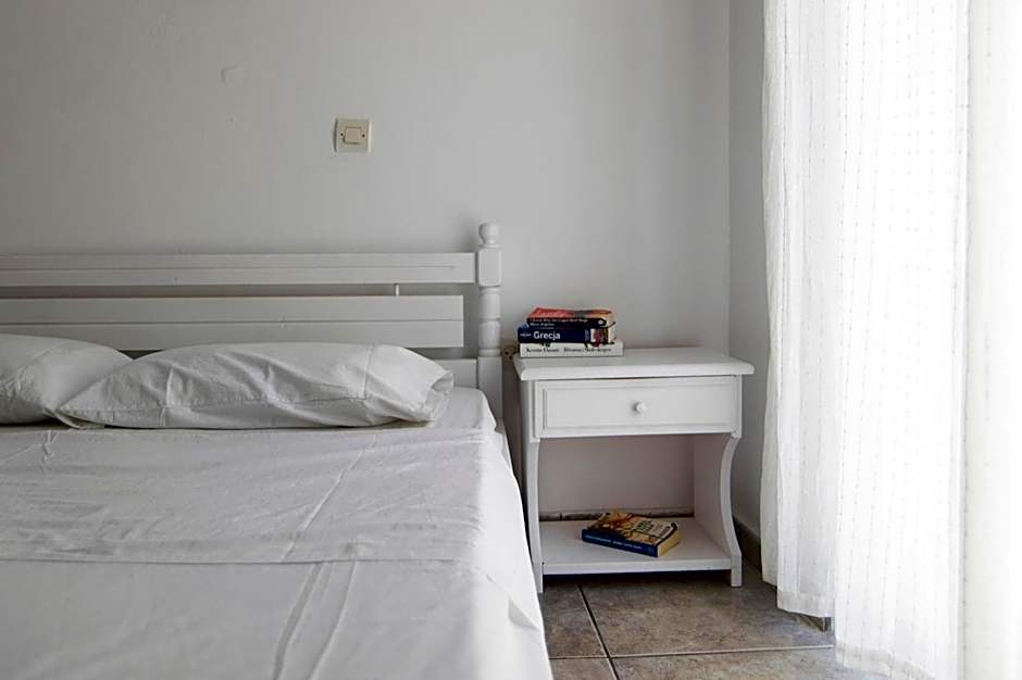 Armadoros Hotel / Ios Backpackers