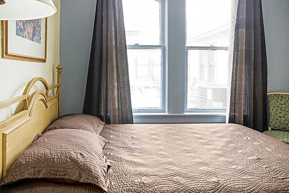 OYO Cameron Historic Hotel Brownsville I-69E