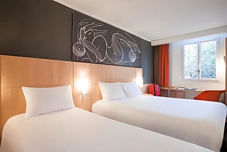 Standard Room with One Double Bed and One Single Bed