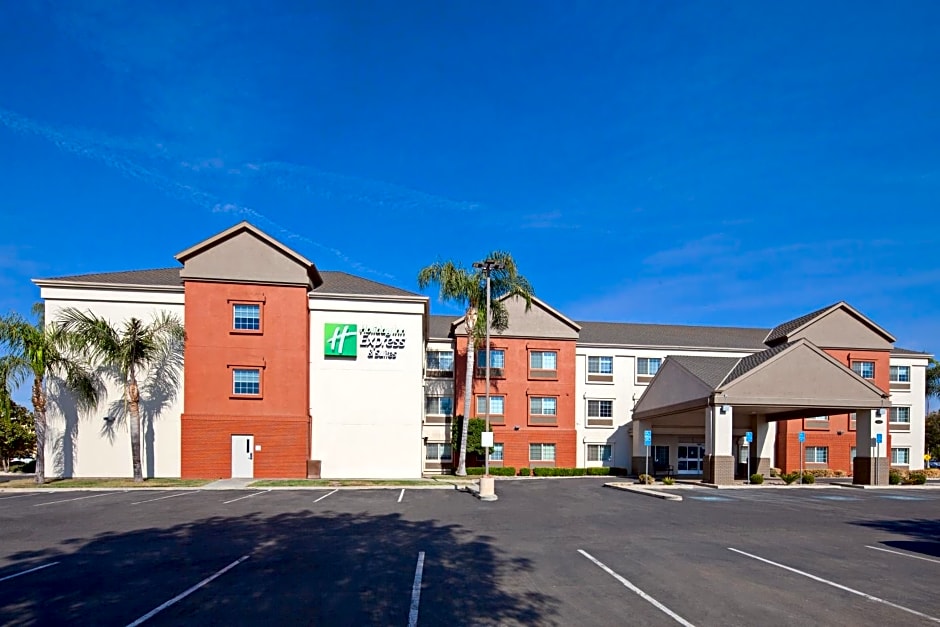 Holiday Inn Express & Suites Tulare