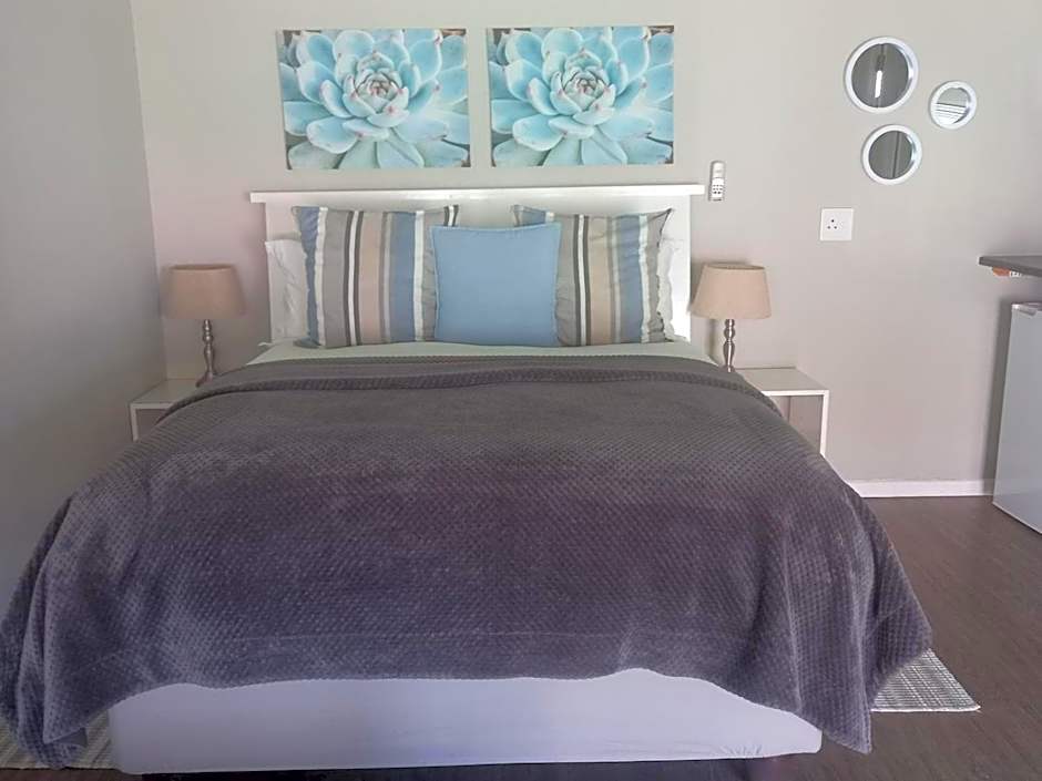 Photo 1 of 6 of Business 1 Queen Bed