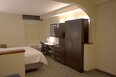 Suite with Mobility Accessible Tub - Non-Smoking