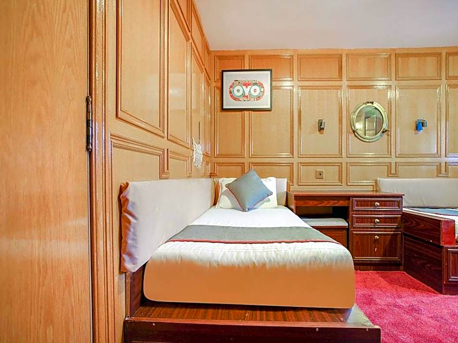 OYO The Rowers Hotel