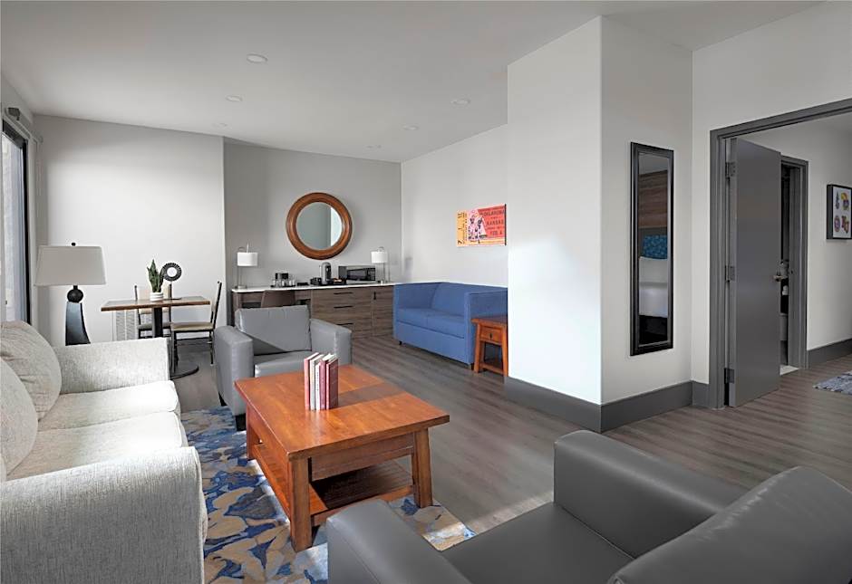 Zdjęcie 1 z 12 — 1 Bedroom 1 King Bed Suite