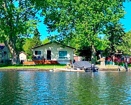 Bella Vita Waterfront Cottage in Havelock