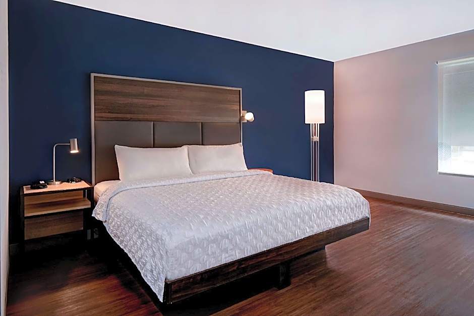 Photo 1 of 4 of 1 King Bed, Mobility Accessible, Bathtub