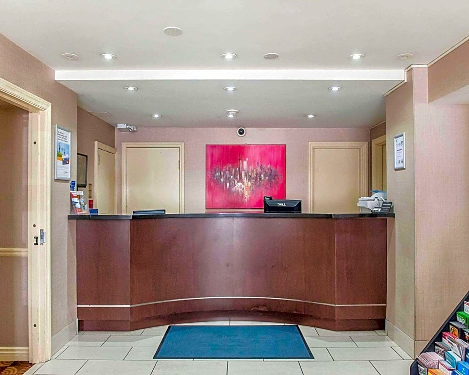 Econo Lodge Inn & Suites Downtown