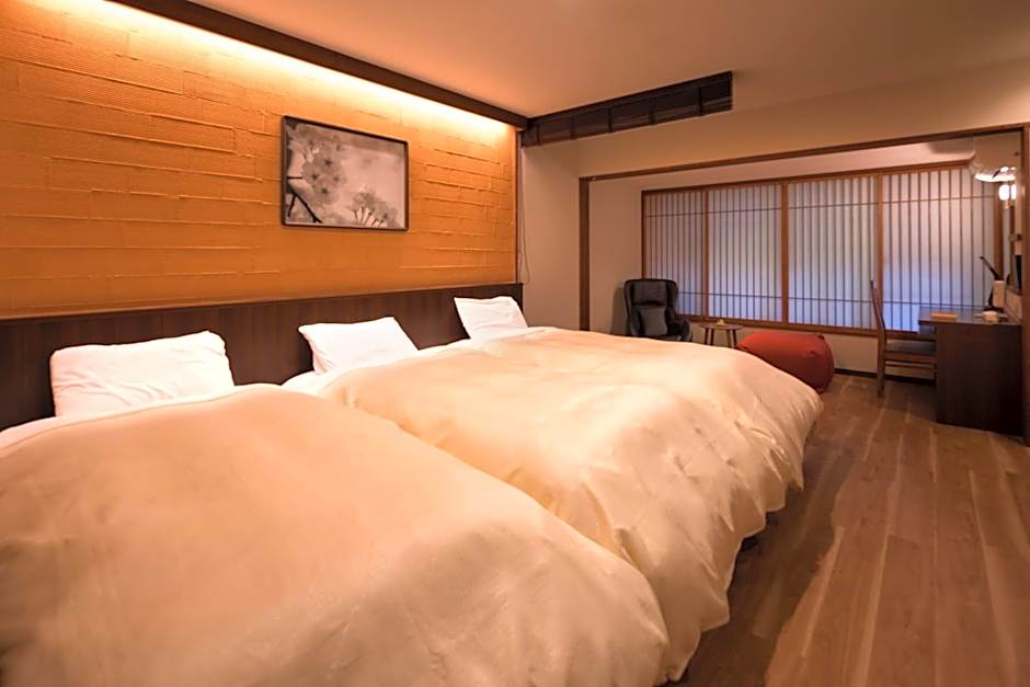 Photo 1 of 5 of Triple Room - Port Side