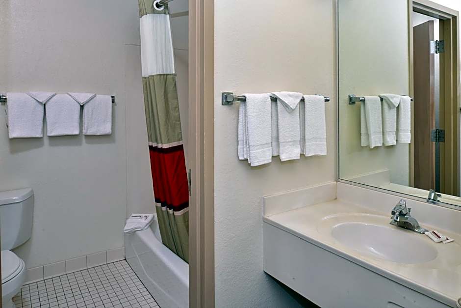 Red Roof Inn Sandusky - Milan