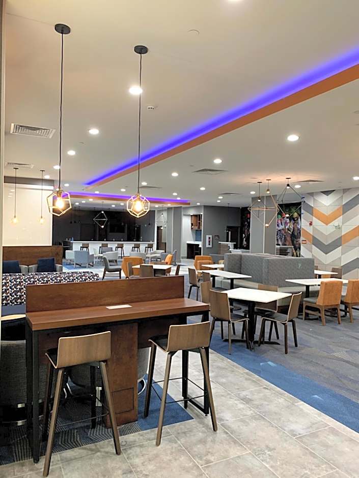 La Quinta Inn & Suites by Wyndham Louisville East