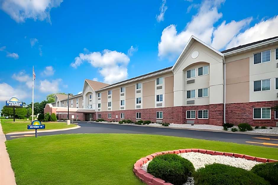 Days Inn & Suites by Wyndham Green Bay WI.