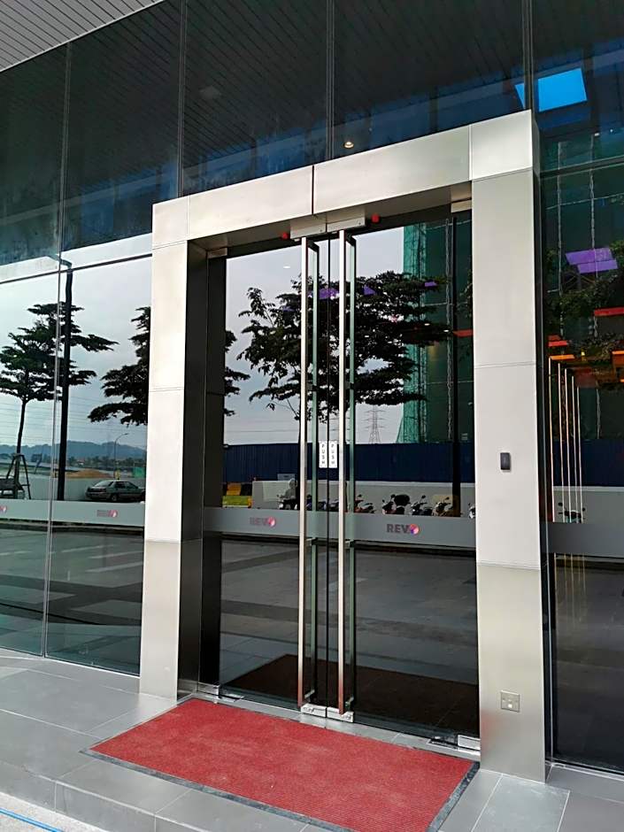 REVO at AURORA PLACE, Pavilion 2, 5 Minutes To AXIATA ARENA BUKIT JALIL FREE WIFI by De Harlequins Guesthouse