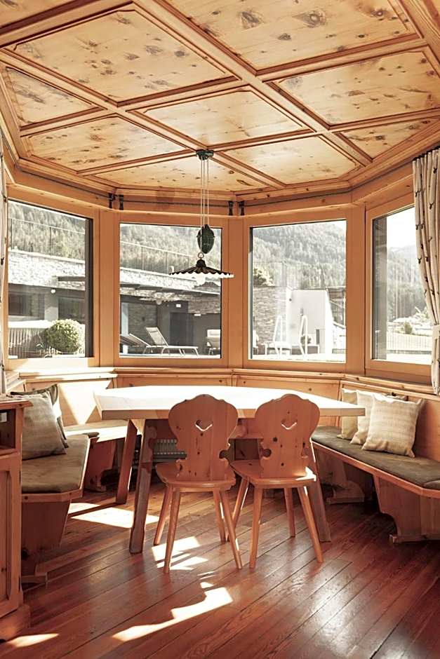 Aparthotel Familiaris - Family Apartments - Pools & Spa in Dolomites