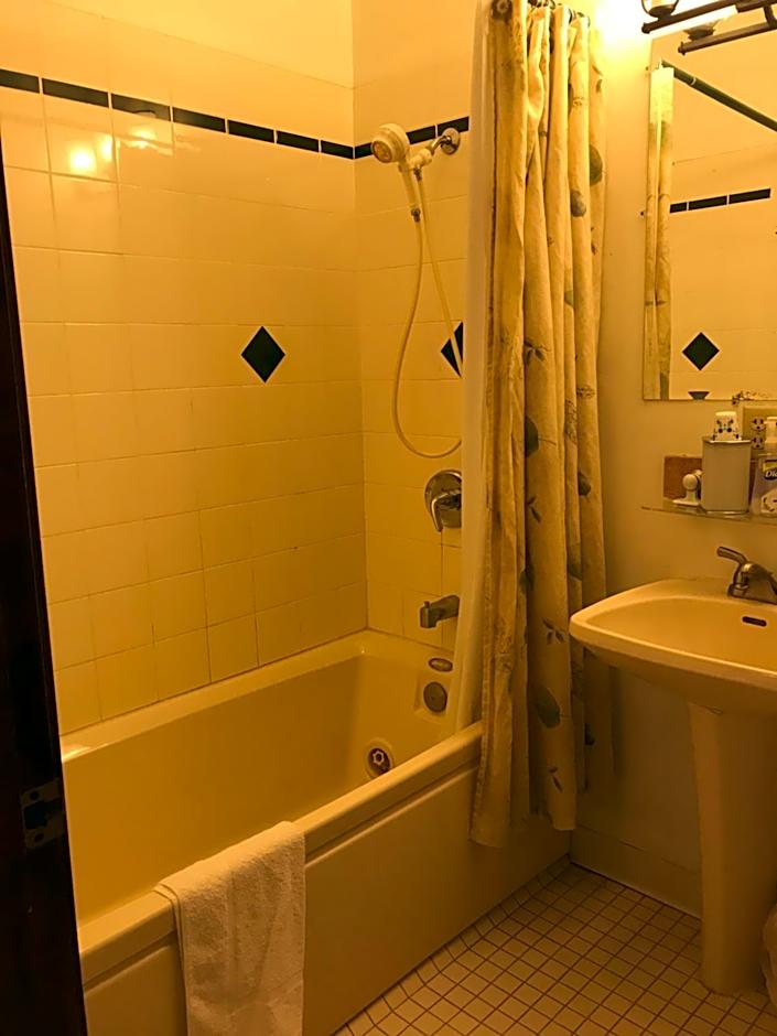 7 Gables Inn & Suites