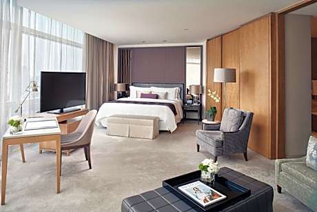 Executive Junior Butler Service, Suite, 1 King