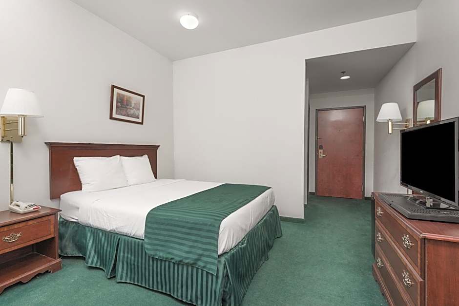 Photo 1 of 2 of 1 Queen Bed