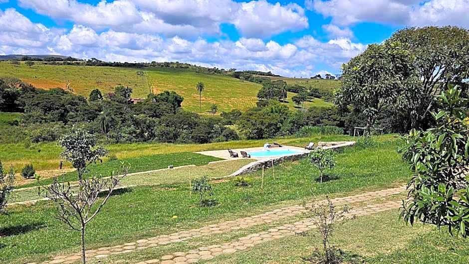 Chalés Vila Carrancas - Ao lado do centro com piscina, cozinha completa e muita tranquilidade