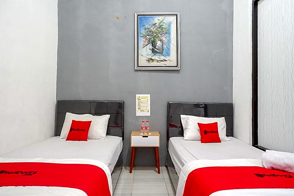 RedDoorz Syariah near Alun Alun Kajen
