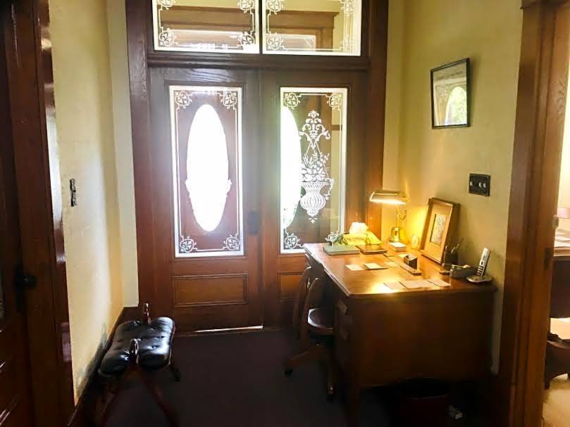 Le Petit Château Montebello B&B