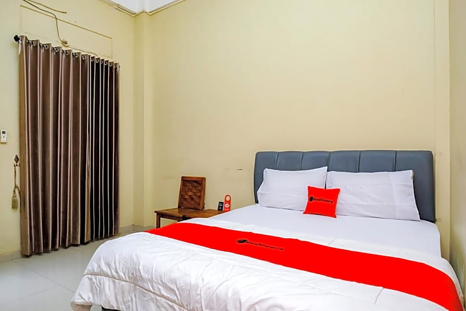 RedDoorz at Kutisari 2 Surabaya