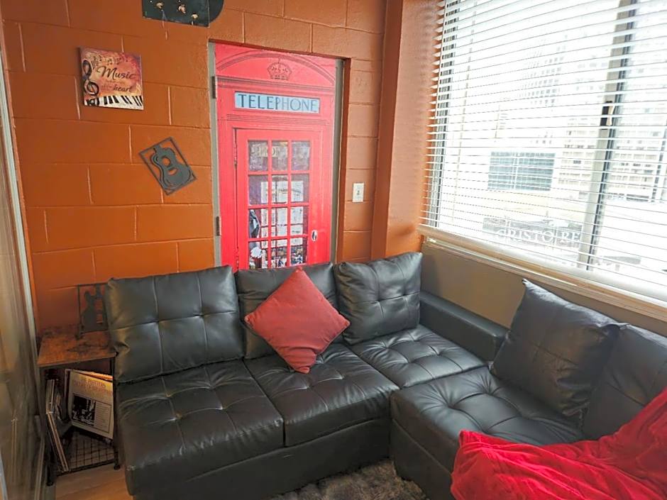 Perfect DTWN 2 Bed Condo with Cali King Bed and Gym