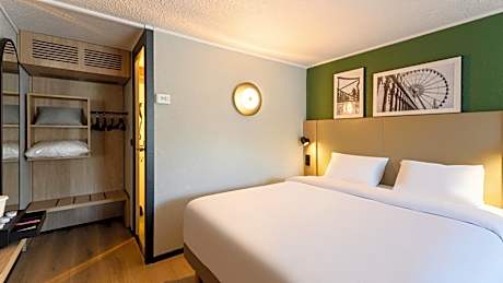Standard Room - 1 Queen Bed