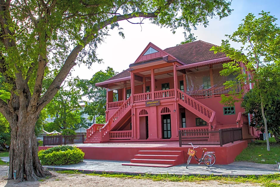 Kroque Boutique and Bistro Hotel