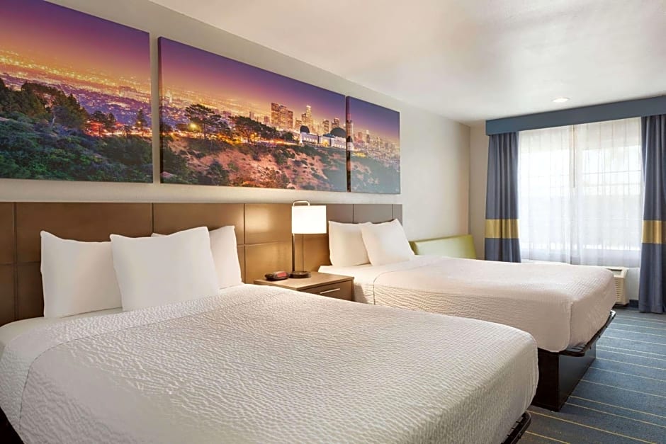 Days Inn & Suites by Wyndham Anaheim At Disneyland Park
